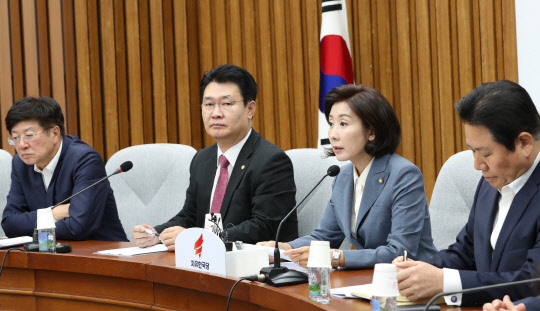 나경원 자유한국당 원내대표가 1일 국회에서 열린 '文실정 및 조국 심판' 국정감사 대책회의에서 발언하고 있다. 연합뉴스